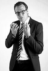 Business-Portrait eines Mannes im Anzug mit gestikulierenden Händen