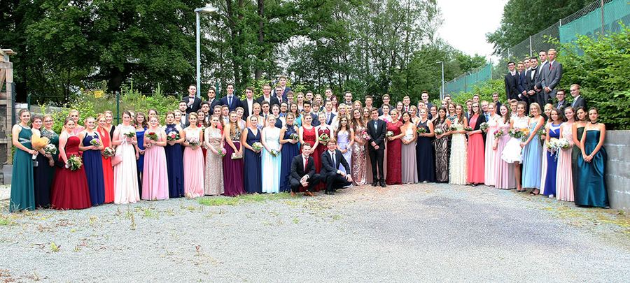 Großes Gruppenfoto der Abiturientinnen und Abiturienten in Abendgarderobe beim Abiball