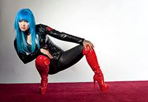 Editorial-Portrait einer Frau mit blauer Perücke in glänzendem Latex-Outfit